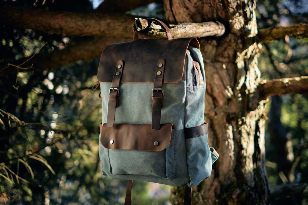 sac à dos vintage en toile helsinki suspendu à un arbre