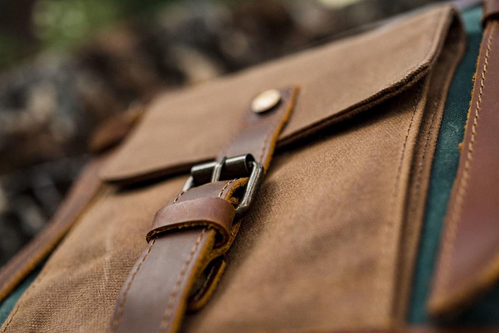 rangements extérieurs d'un sac à dos carré tendance et style vintage en cuir et toile de coton cirée