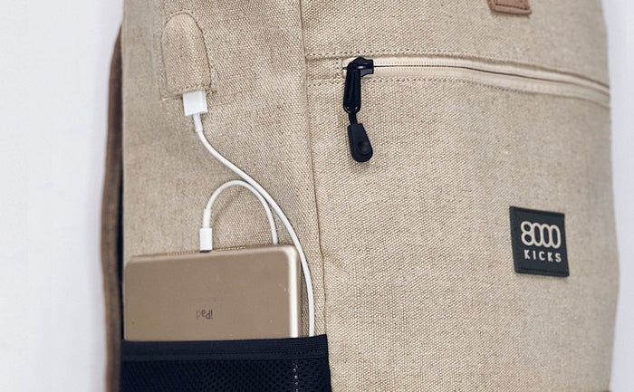 Prise d'alimentation USB latérale et poche latérale en filet d'un sac à dos en chanvre