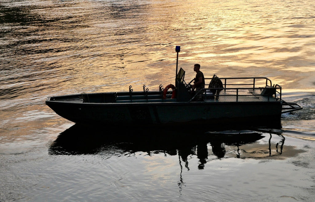 bateau rapide au coucher du soleil