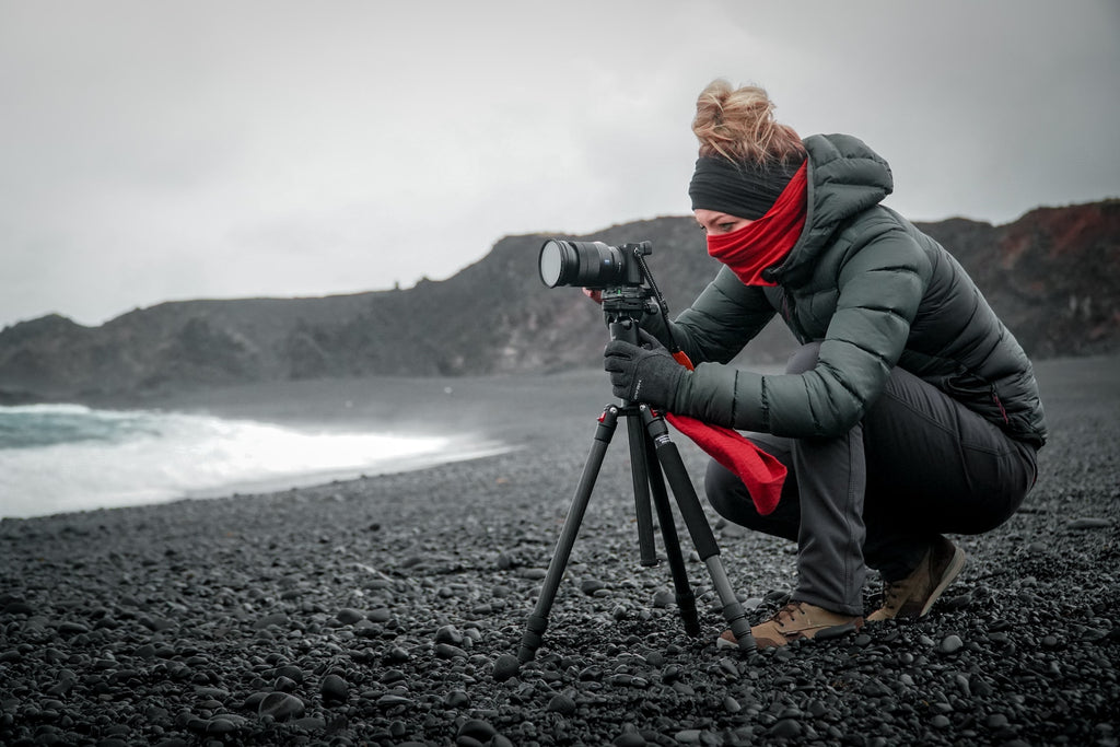 femmes prenant une photographie de paysage avec un appareil photo reflex sur un trépied