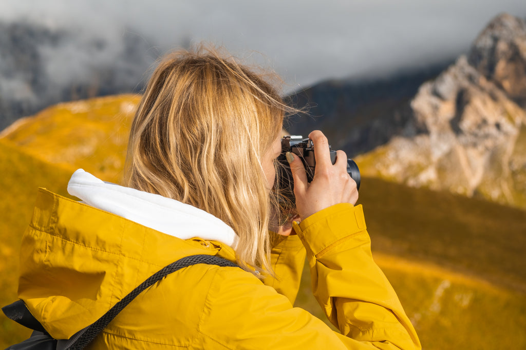 Un photographe de voyage prend des photos des Alpes Dolomites