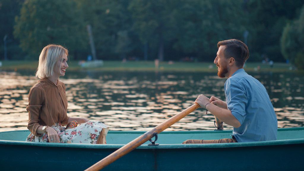 Jeune couple dans un bateau