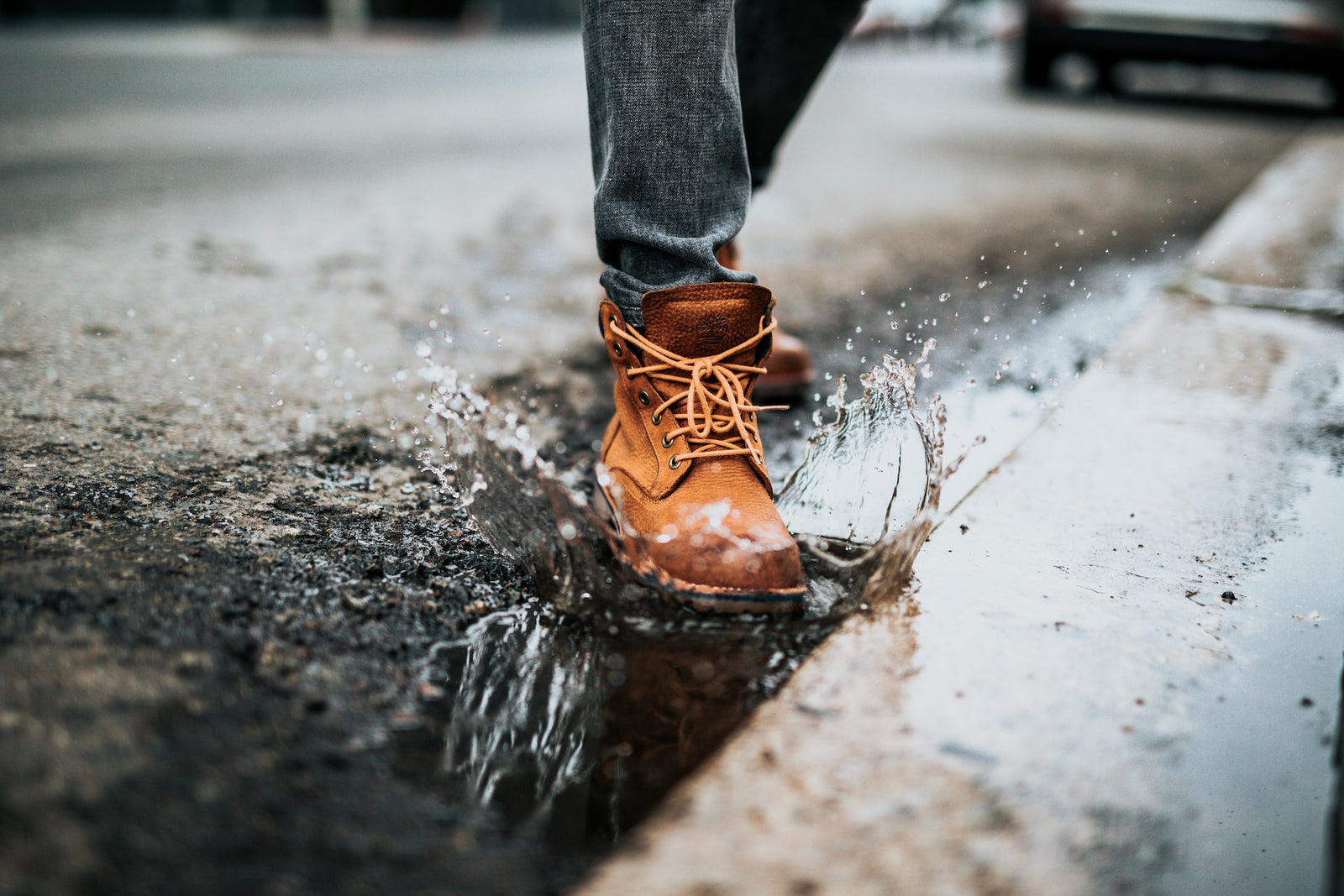 Le Cuir est-il Imperméable ? Analyse de la Résistance du Cuir à l'Eau –  Eiken Shop