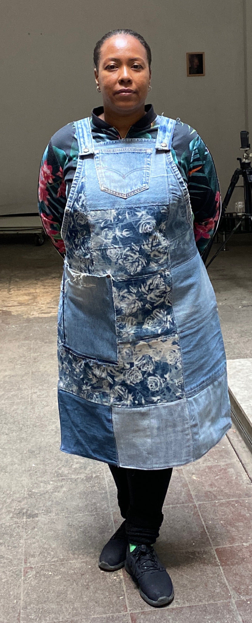 Unique Piece Denim Apron with recycled Levi's jeans and flowers –  ApronStudio