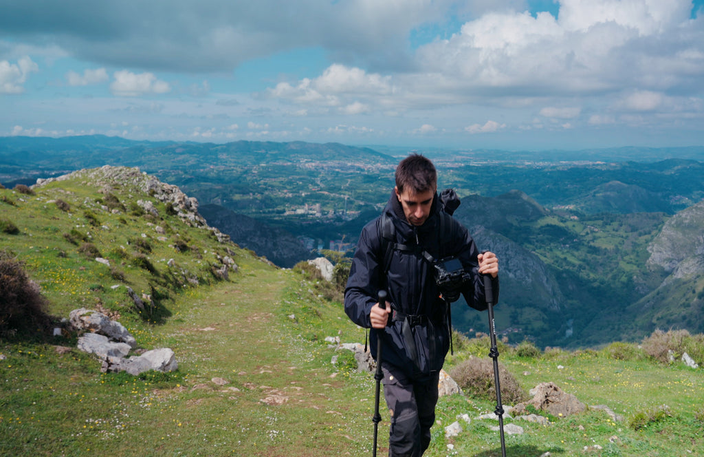 Traveler uses Ulanzi monopod as a trekking pole