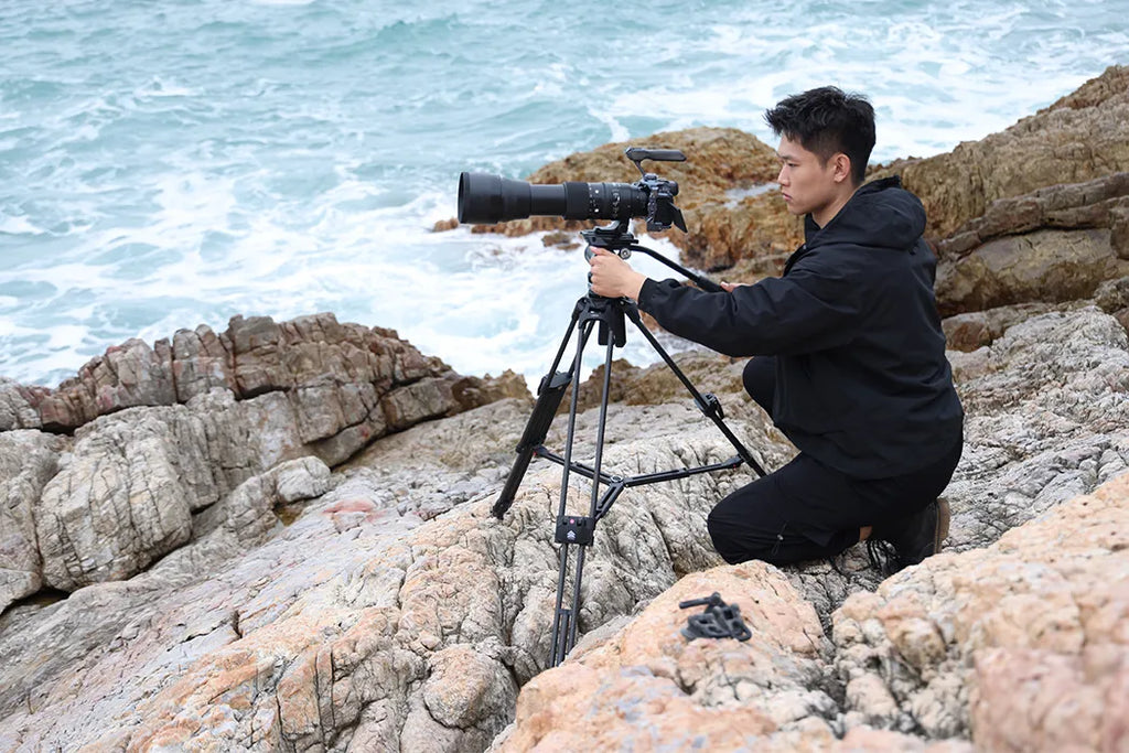 The Ulanzi VideoFast Heavy-Duty Tripod delivers unwavering stability and support for photographers and videographers