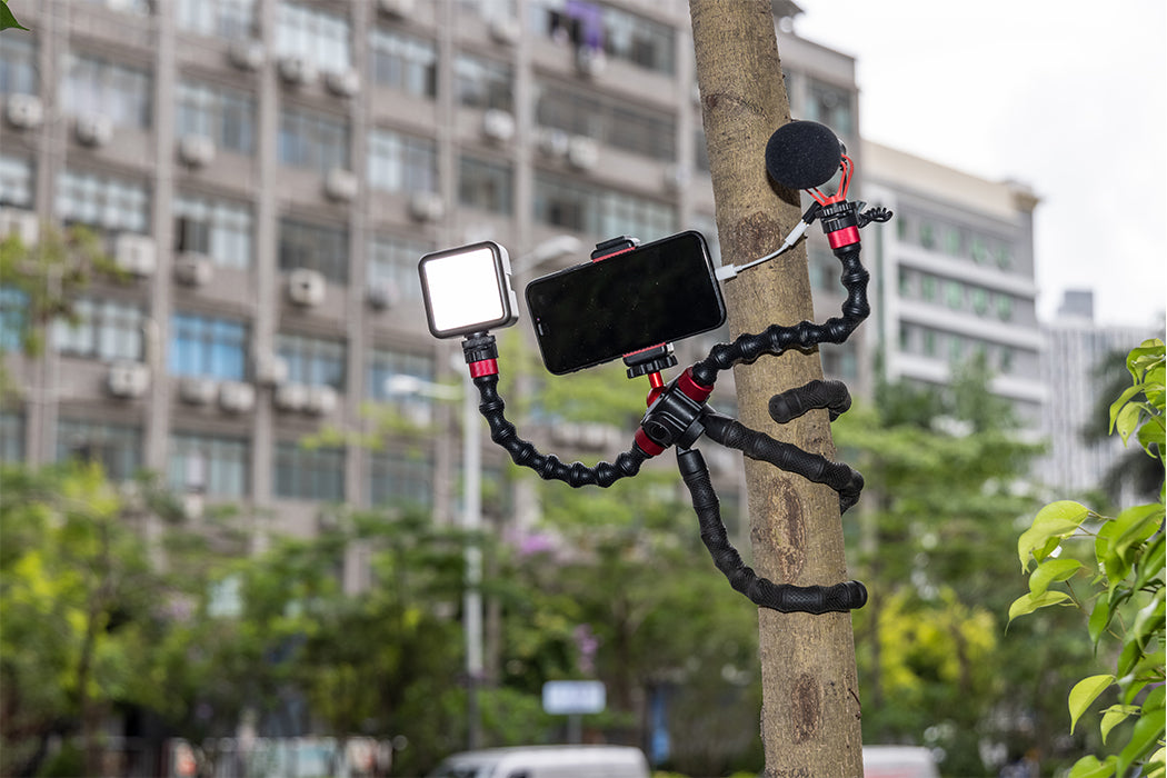 What Are the Advantages of a Cell Phone Tripod Mount?