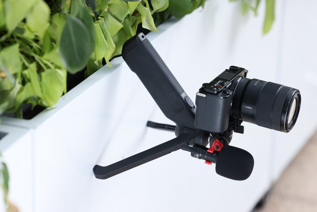 Ulanzi TT38 ClickOpen Tabletop Tripod features a mantis design and a hidden hook for overhead shots, and it supports kettle-mode for low-angle shots and dynamic following.