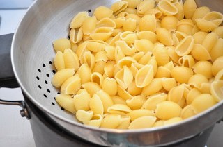 Draining-pasta-with-a-stainless steel spinner