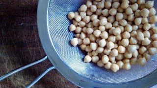 Rinsing-beans-with-salad-spinner