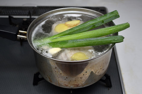 Adding ginger and negi into chashu boil