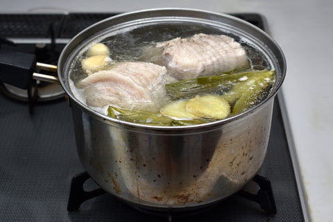 Cooked negi and ginger in chashu boil