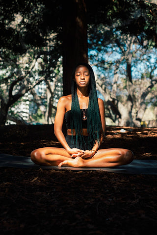 femme-noire-nattes-cheveux-verts-zen-meditation-yoga-box-spirituelle-kemet-market