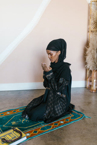 femme-noire-voilee-tapis-priere-ramadan