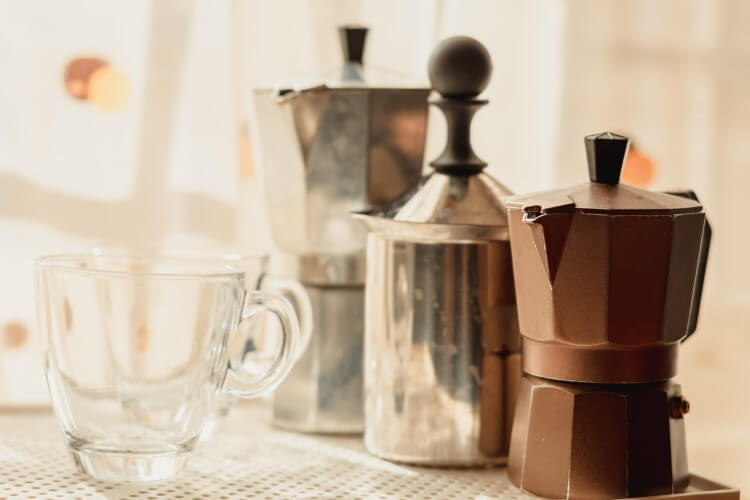 https://cdn.shopify.com/s/files/1/0137/1655/3786/files/how_to_clean_a_moka_pot.jpg?v=1611426156