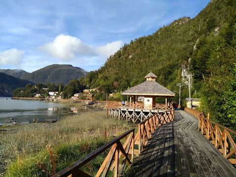 Dorf Caleta Tortel mit See und kleinem Haus
