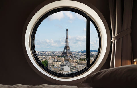 Rundfenster mit Blick auf Paris