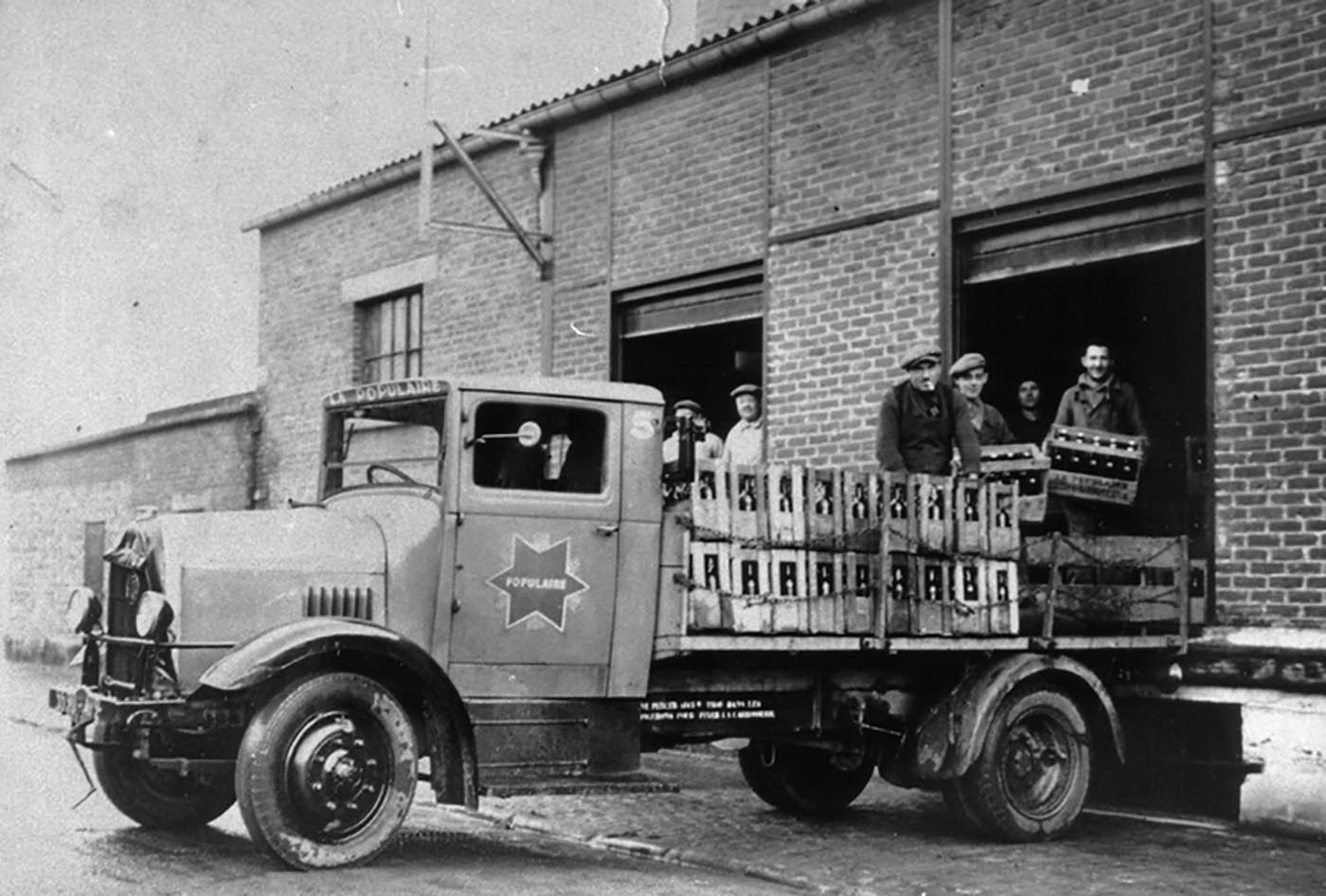 Chargement de bouteilles de bière, rue Lecat, photographie non datée