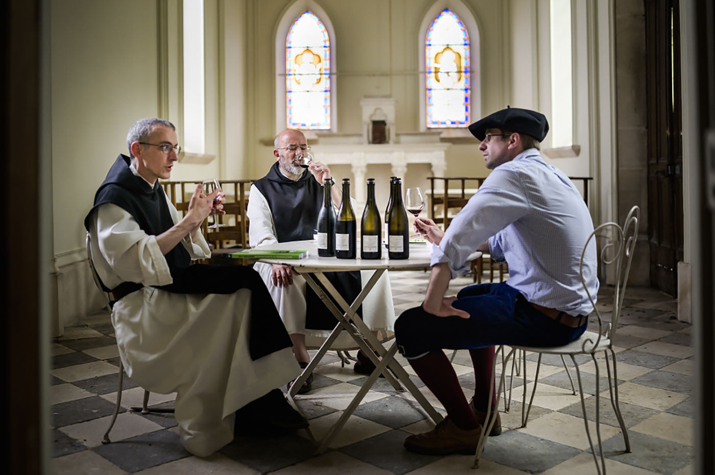 Discussion d'Armand Heitz avec deux moines cisterciens de l'abbaye de Cîteaux