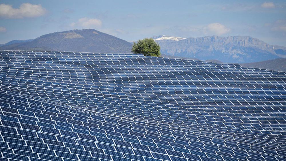 Champ panneaux solaires, production de plusieurs milliers de mégawatts d'électricité renouvelable