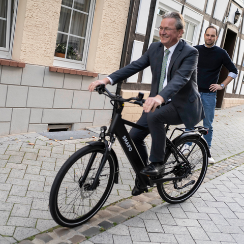 Sven-Ulrik Schneider, SMAFO-Mitgründer und Geschäftsführer, und Bürgermeister Michael Dreier. 