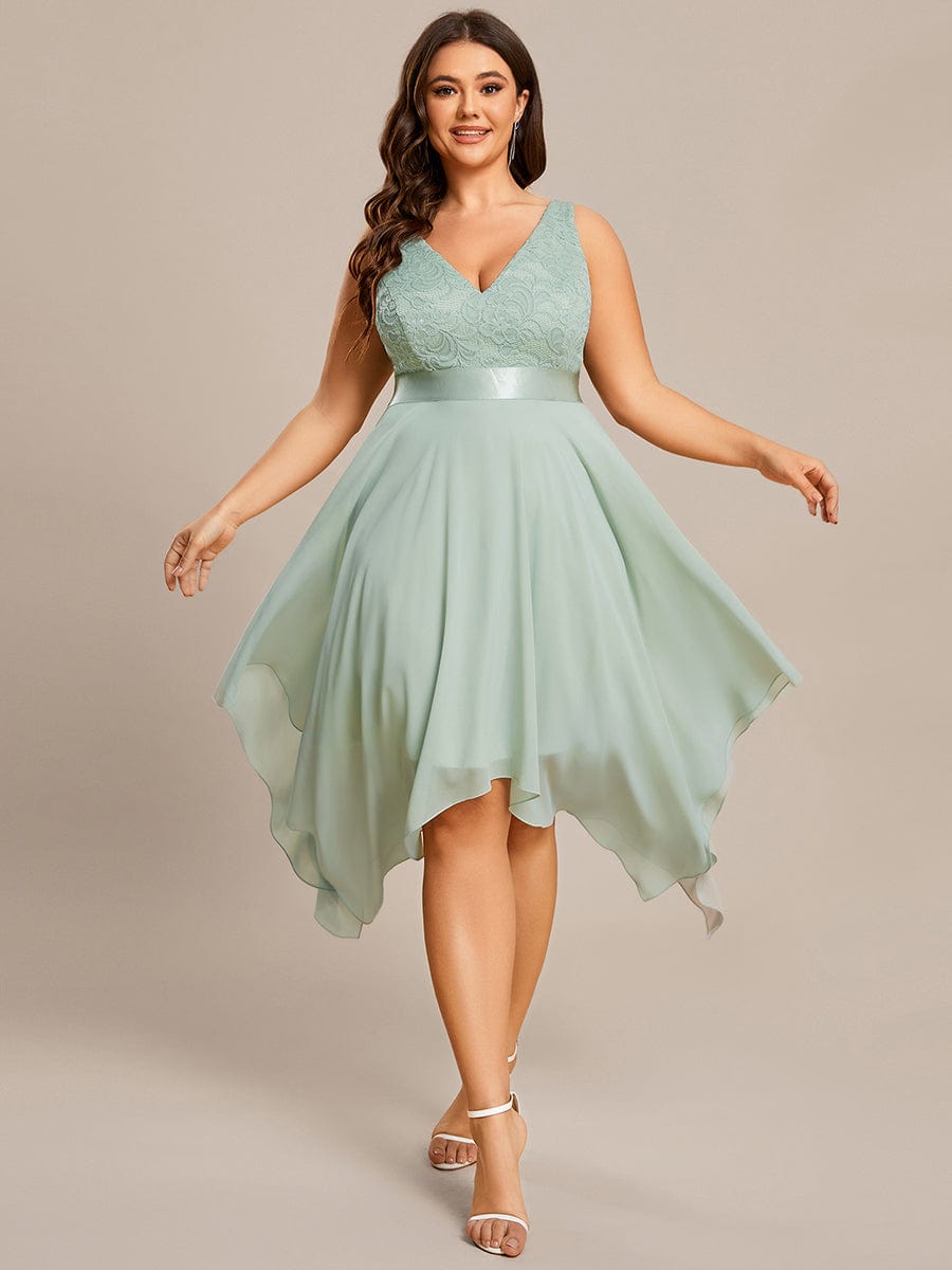 Plus Size Stunning V Neck Lace & Chiffon Prom Dress for Women