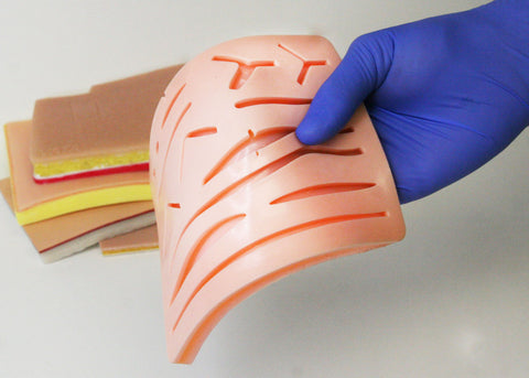 Les coussinets de suture de mauvaise qualité se déchirent souvent, même à la suite d'une traction normale.