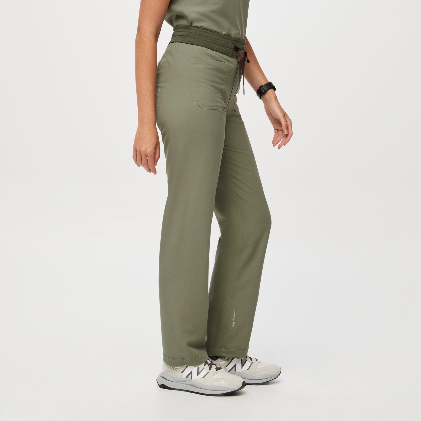 Women's Reversible Straight Leg Scrub Pants - Wüstensalbei/Knochenfarbe ·  FIGS