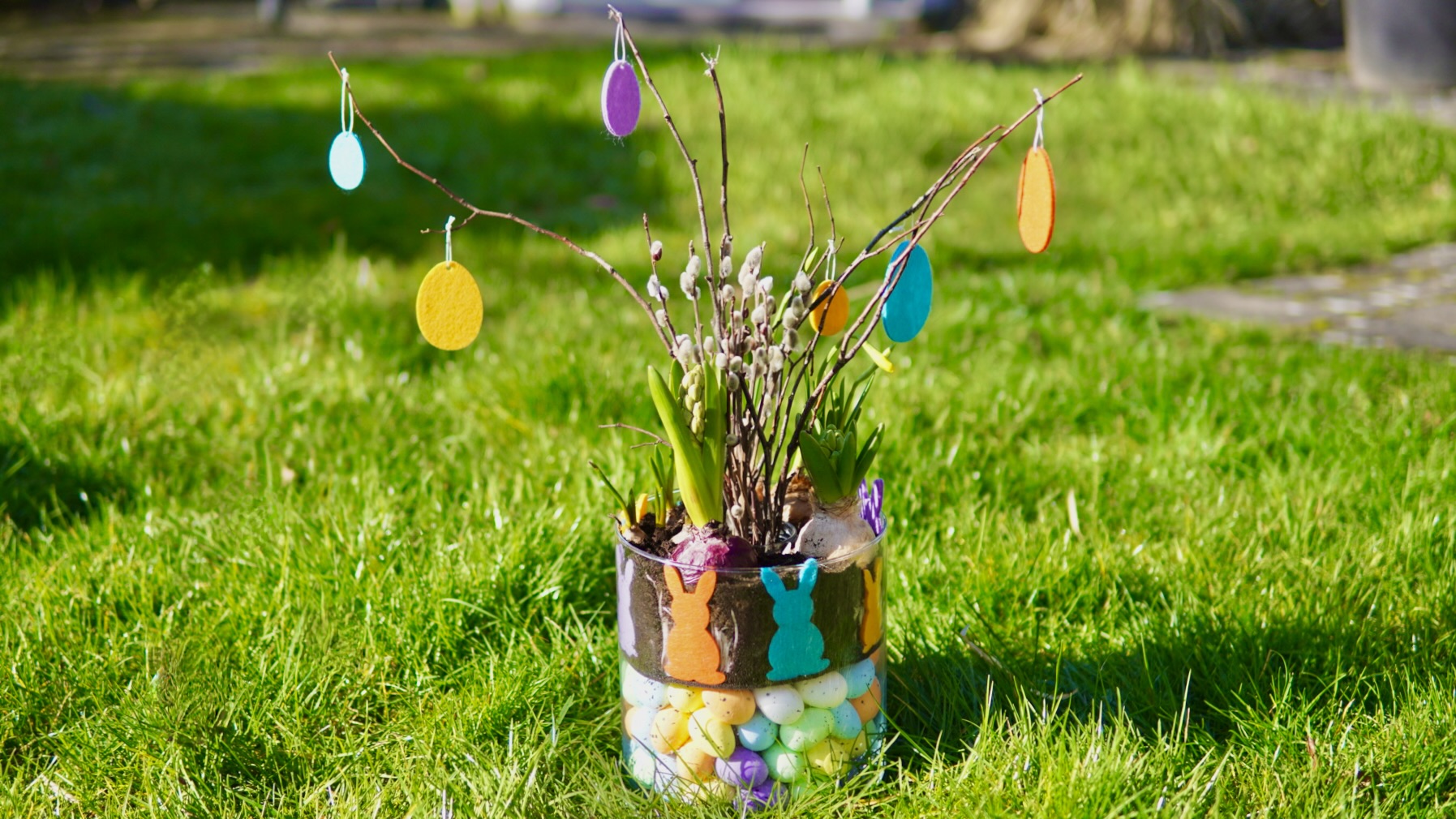 Decoraciones inusuales de Pascua en un vaso.