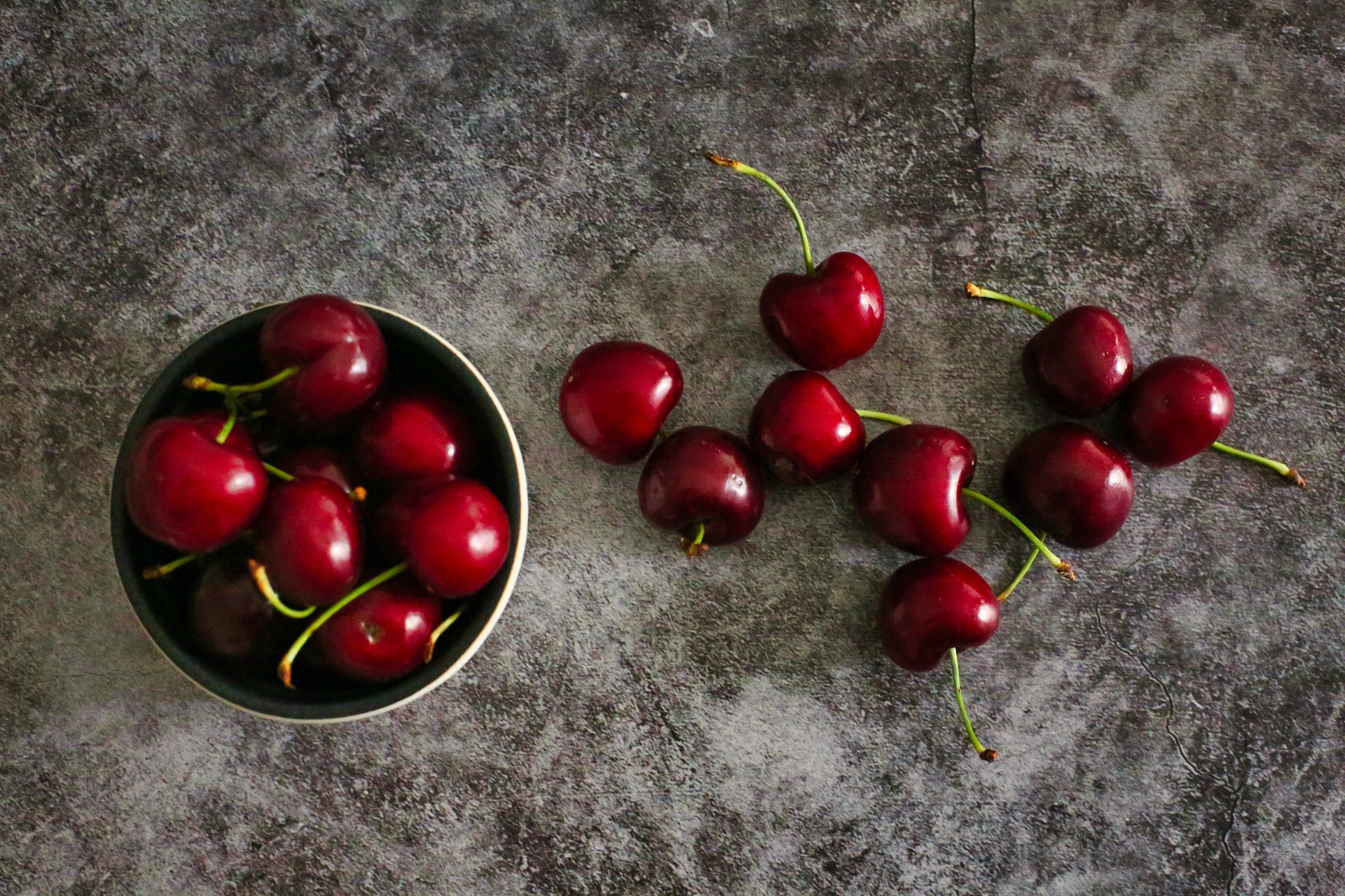 El rojo cereza como color de tendencia en verano 2024