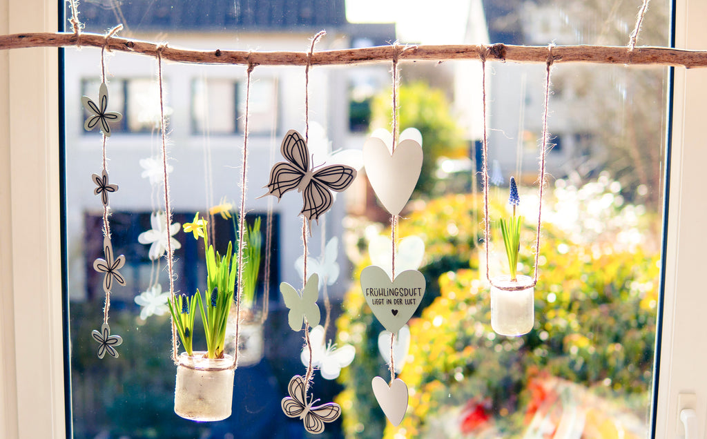 Decoración colgante de primavera para la ventana.