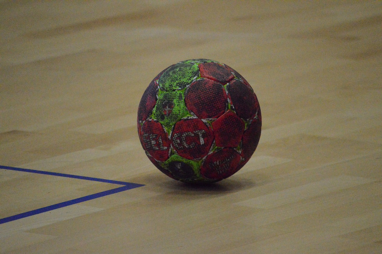 Harz vom Handball entfernen