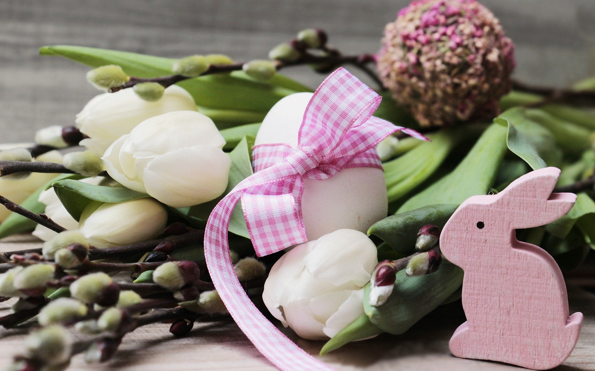 Table decoration spring tulips