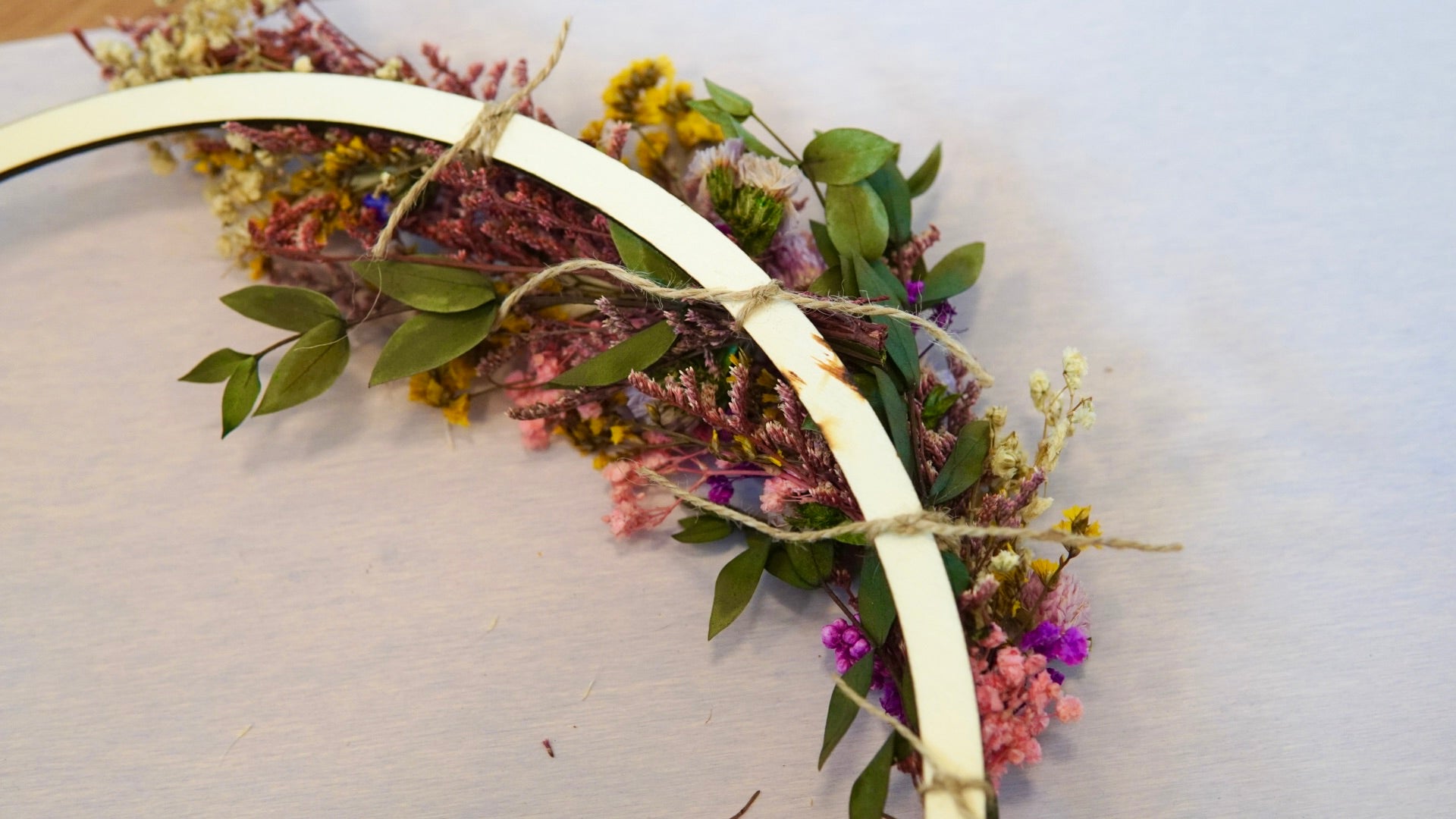 Put together a dried flower wreath