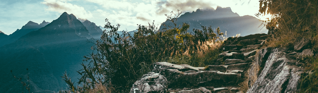 5-Tipps-wie-man-eine-Weitwanderung-schaffen-kann-Berge-und-Wolken-Wolfgangs