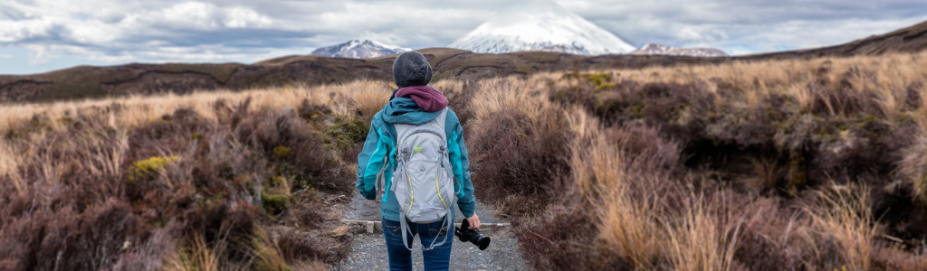 5-Tipps-wie-man-eine-Weitwanderung-schaffen-kann-Hikerin-auf-Wanderweg-Wolfgangs