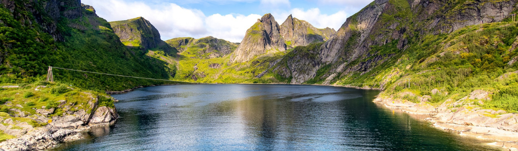 Angelausflug-nach-Norwegen-See-grüne-Landschaft-Wolfgangs