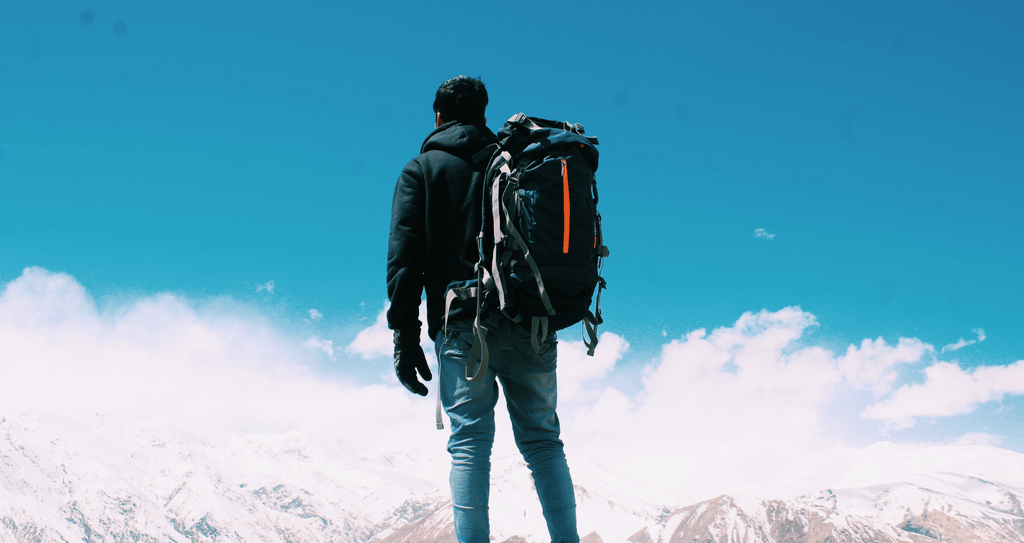 Auswahl-des-Outdoor-Rucksacks-Hiker-in-den-Bergen-Wolfgangs