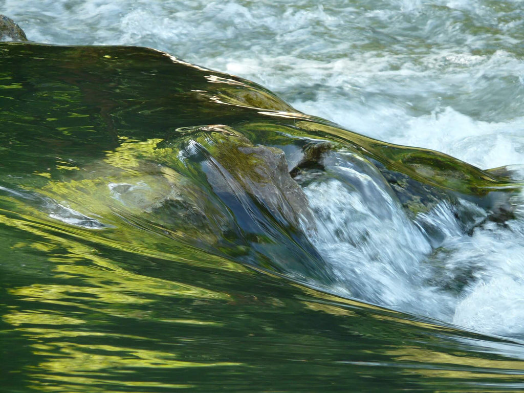 Dehydrierung-beim-Wandern-Fluss-im-Wald-Wolfgangs