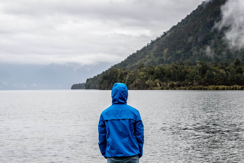 Eigenschaften-einer-Hardshell-Jacke-Hiker-am-See-Wolfgangs