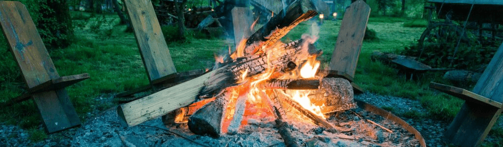Feuer-machen-ohne-Feuerzeug-Lagerfeuer-mit-gehacktem-Holz-Wolfgangs