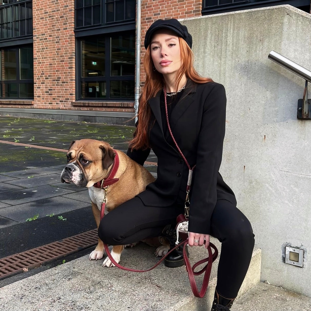 Frau mit Fashion Style in schwarz mit Hund und Leder Hundezubehör