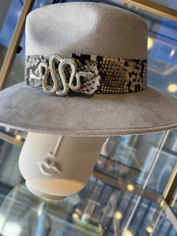 Sombrero de terciopelo color gris claro con hebilla de serpiente plateada