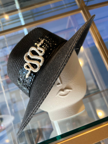 Sombrero negro de verano con una hebilla de serpiente plateada.