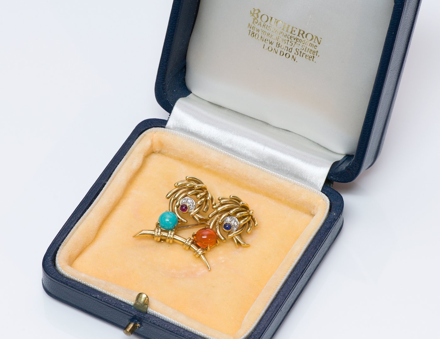 boucheron-gold-brooch-gemstone