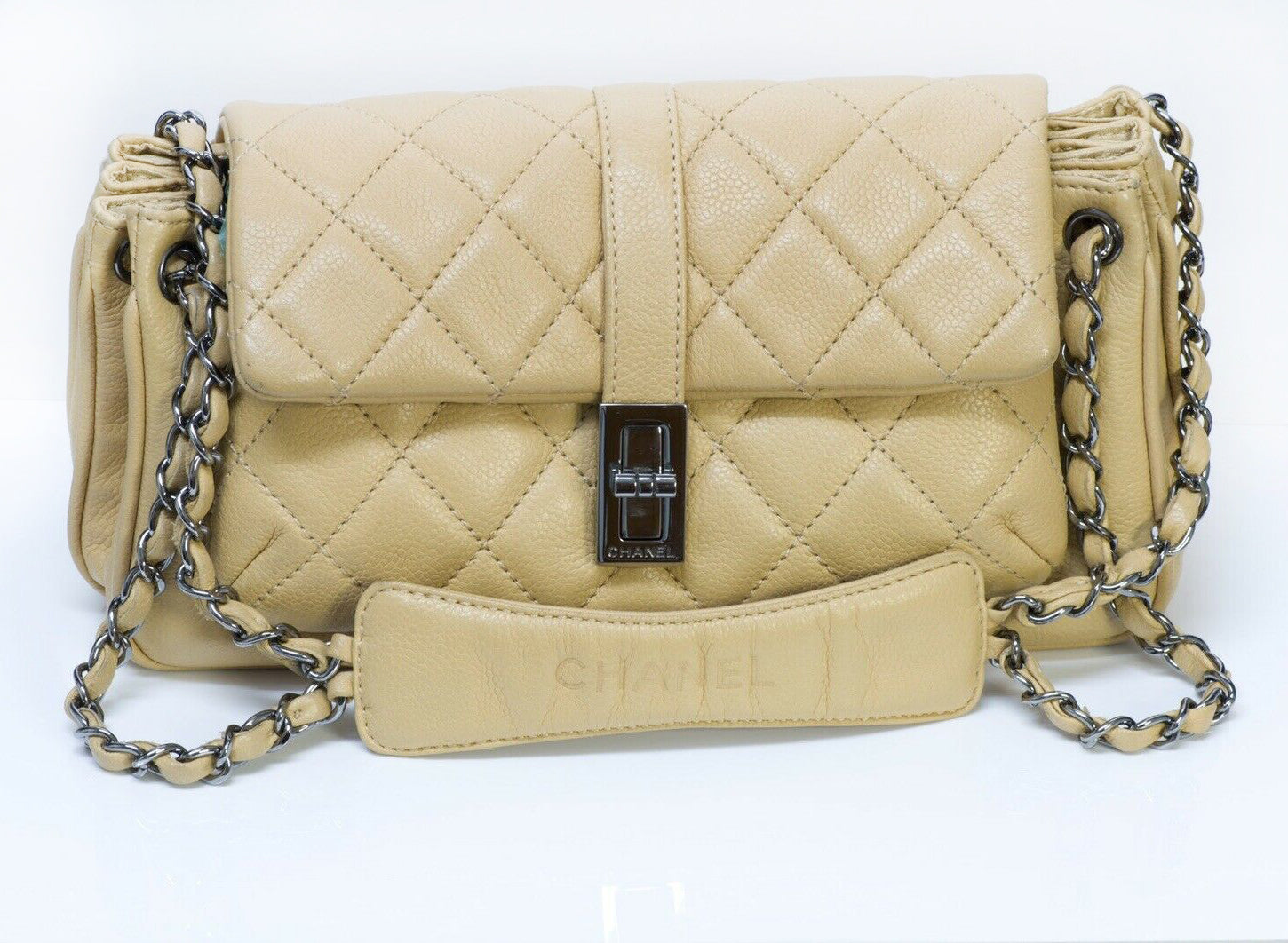 Chanel Louis Vuitton Gucci Handbags to Complement your Wardrobe
