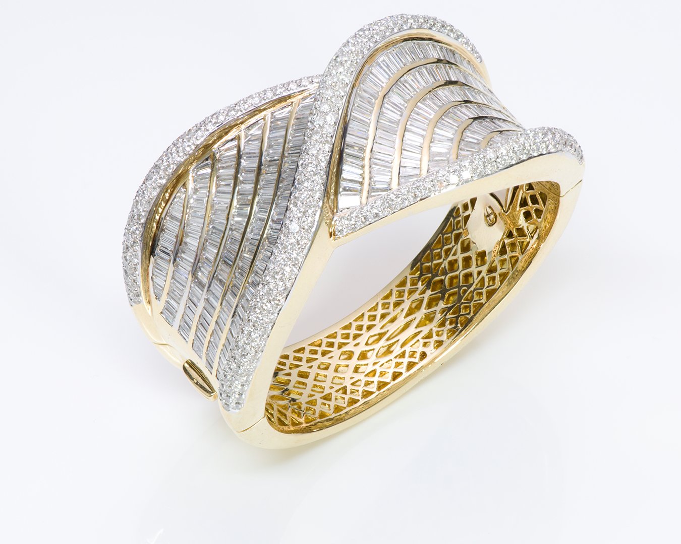 diamond-estate-18k-yellow-gold-bangle-bracelet