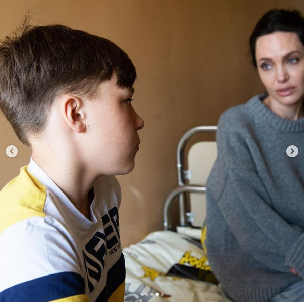  Boy Who Ignored Angelina Jolie Ukrainian Cafe Shop Becomes Meme