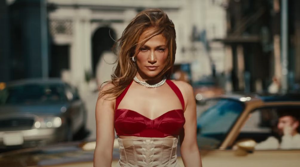 Jennifer Lopez Makes Waves With  Diamond Necklace